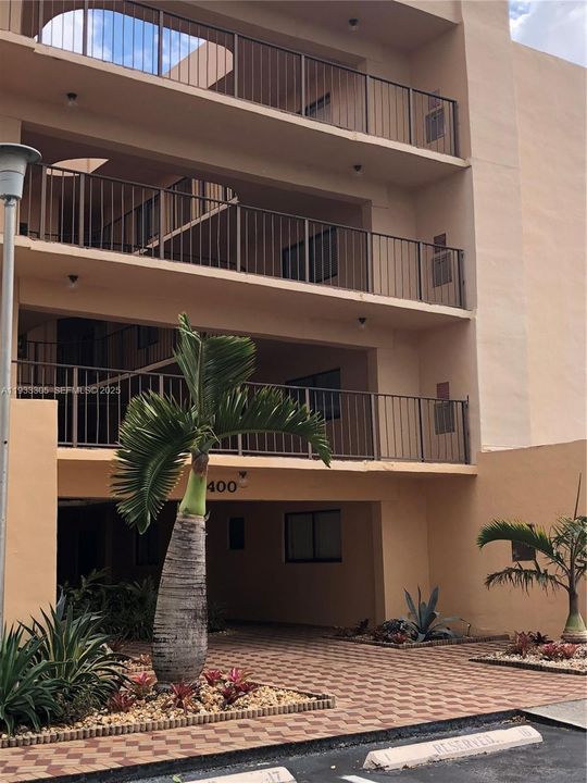 For Sale: $257,500 (2 beds, 2 baths, 965 Square Feet)