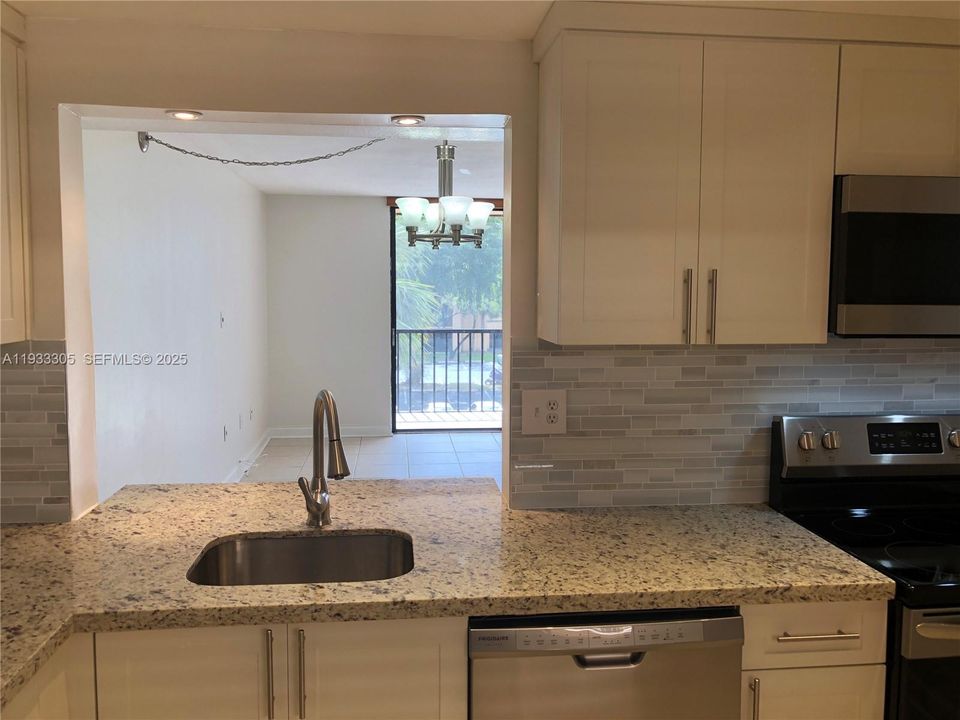 For Sale: $257,500 (2 beds, 2 baths, 965 Square Feet)