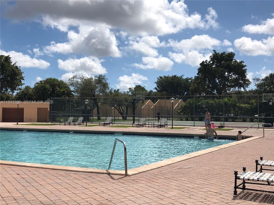 For Sale: $257,500 (2 beds, 2 baths, 965 Square Feet)