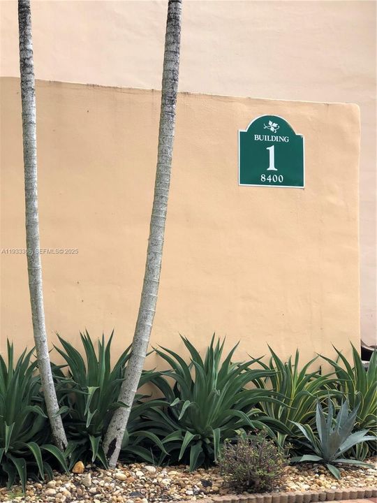 For Sale: $257,500 (2 beds, 2 baths, 965 Square Feet)