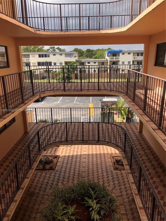 For Sale: $257,500 (2 beds, 2 baths, 965 Square Feet)