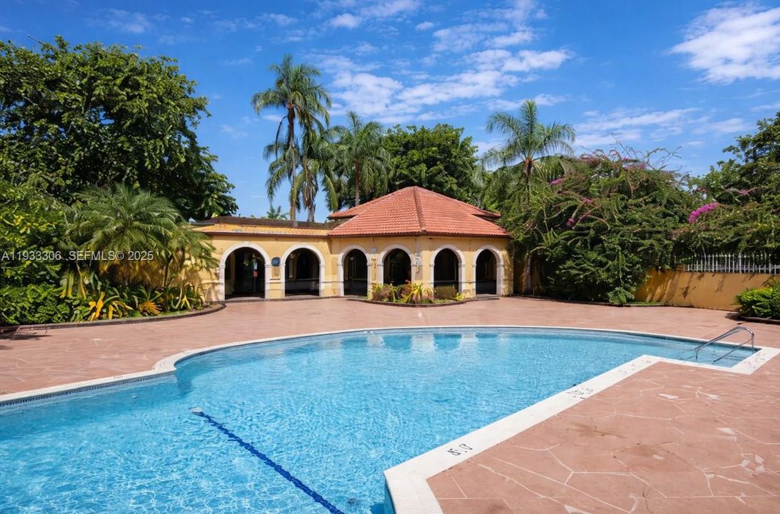 For Rent: $2,050 (2 beds, 1 baths, 867 Square Feet)