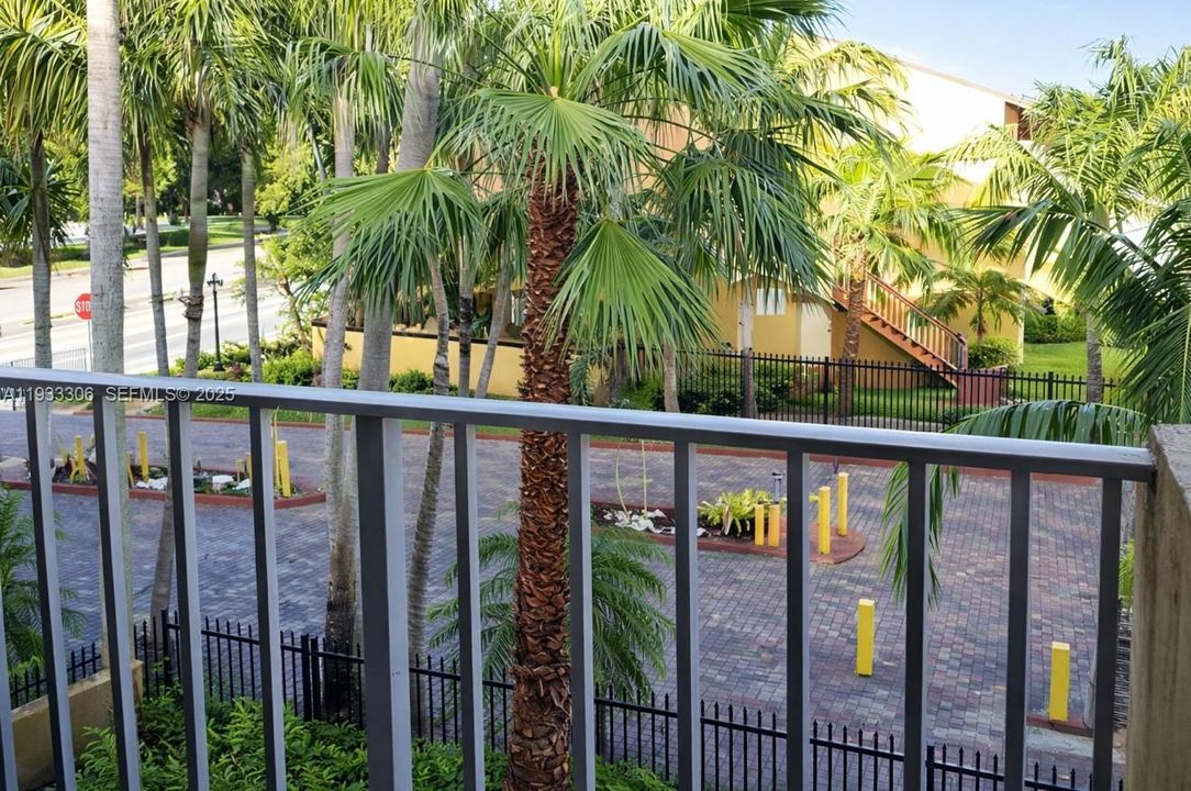 For Rent: $2,050 (2 beds, 1 baths, 867 Square Feet)