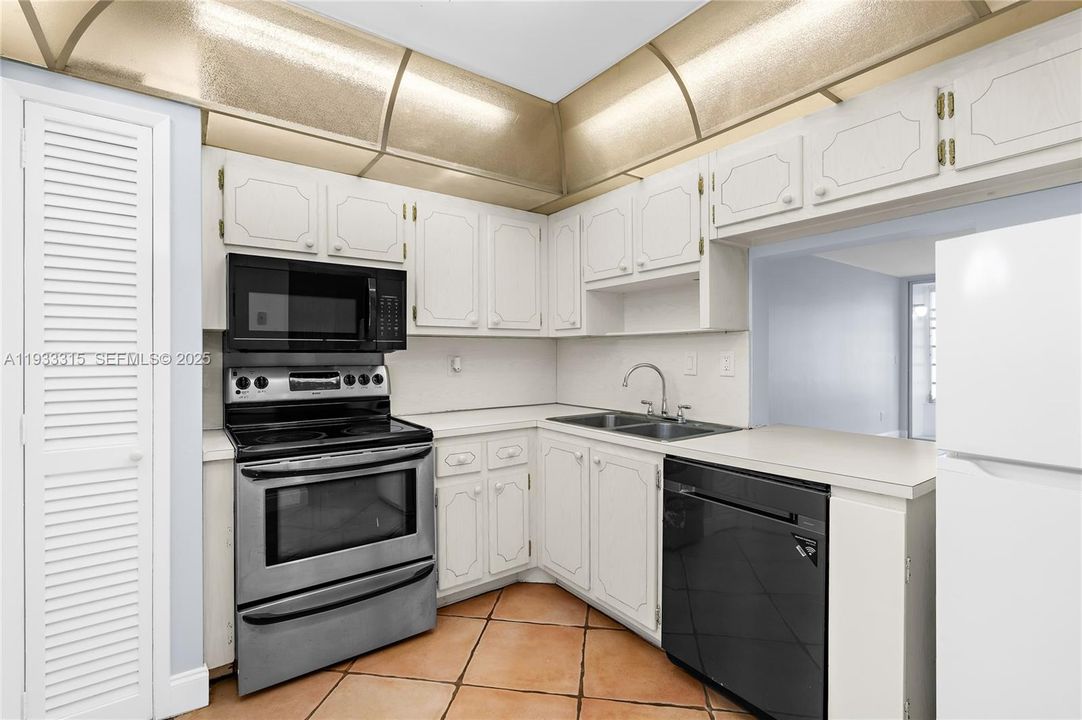 出租: $1,495 (1 贝兹, 1 浴室, 825 平方英尺)