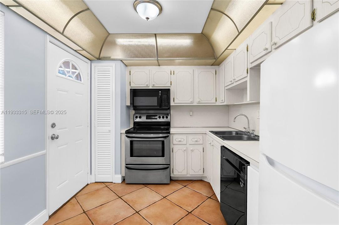 出租: $1,495 (1 贝兹, 1 浴室, 825 平方英尺)