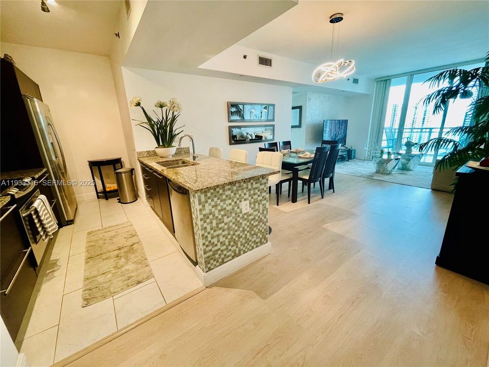 出租: $3,500 (1 贝兹, 1 浴室, 774 平方英尺)