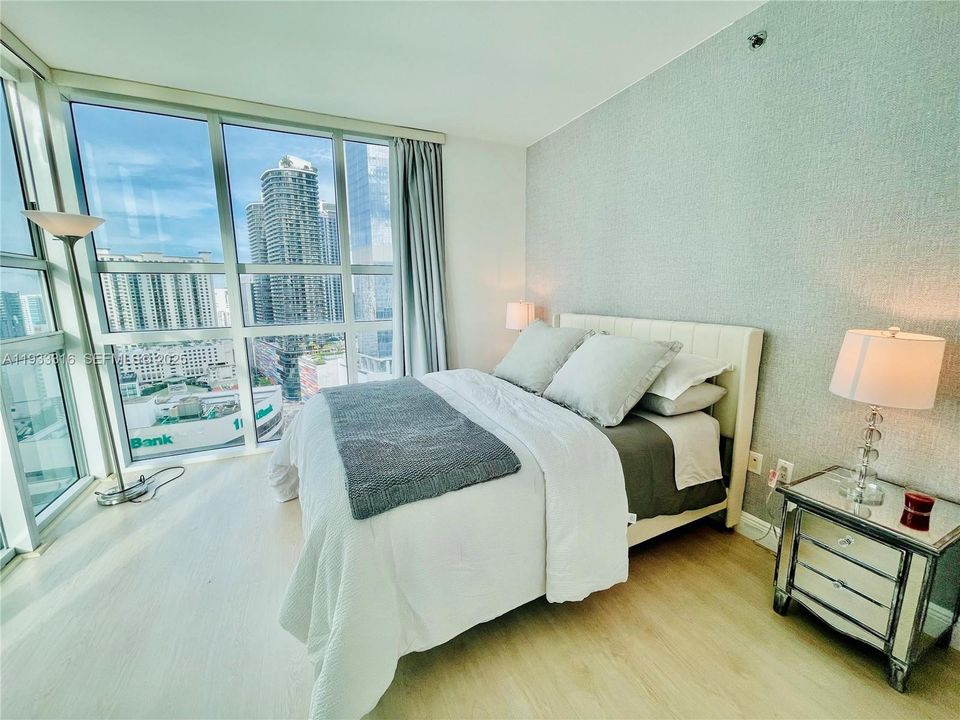 出租: $3,500 (1 贝兹, 1 浴室, 774 平方英尺)