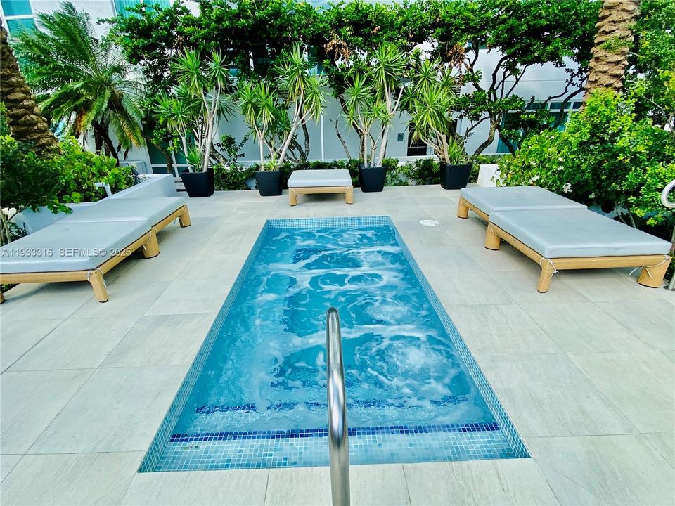 出租: $3,500 (1 贝兹, 1 浴室, 774 平方英尺)