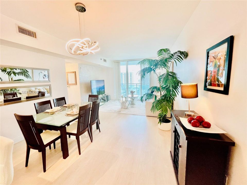 出租: $3,500 (1 贝兹, 1 浴室, 774 平方英尺)