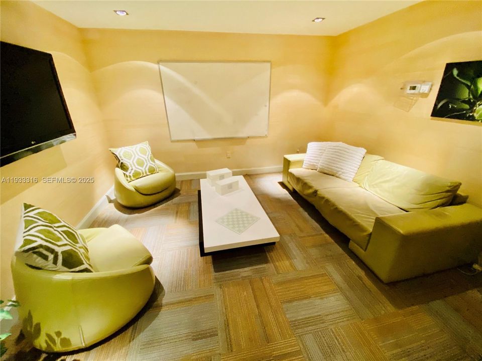 出租: $3,500 (1 贝兹, 1 浴室, 774 平方英尺)