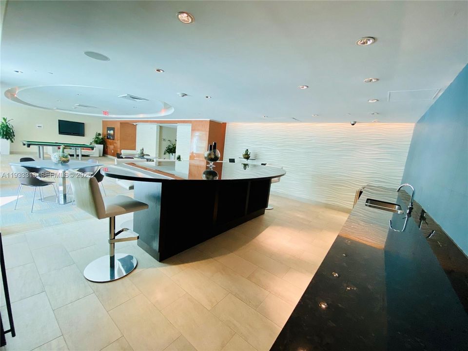 出租: $3,500 (1 贝兹, 1 浴室, 774 平方英尺)