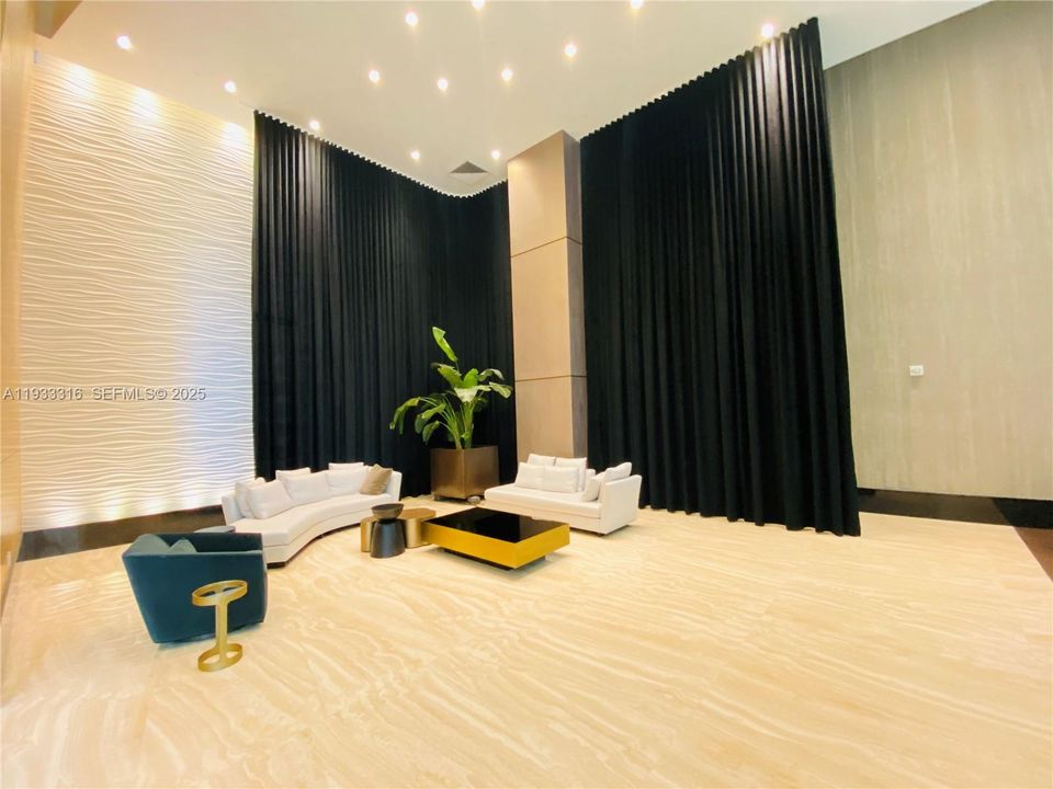 出租: $3,500 (1 贝兹, 1 浴室, 774 平方英尺)