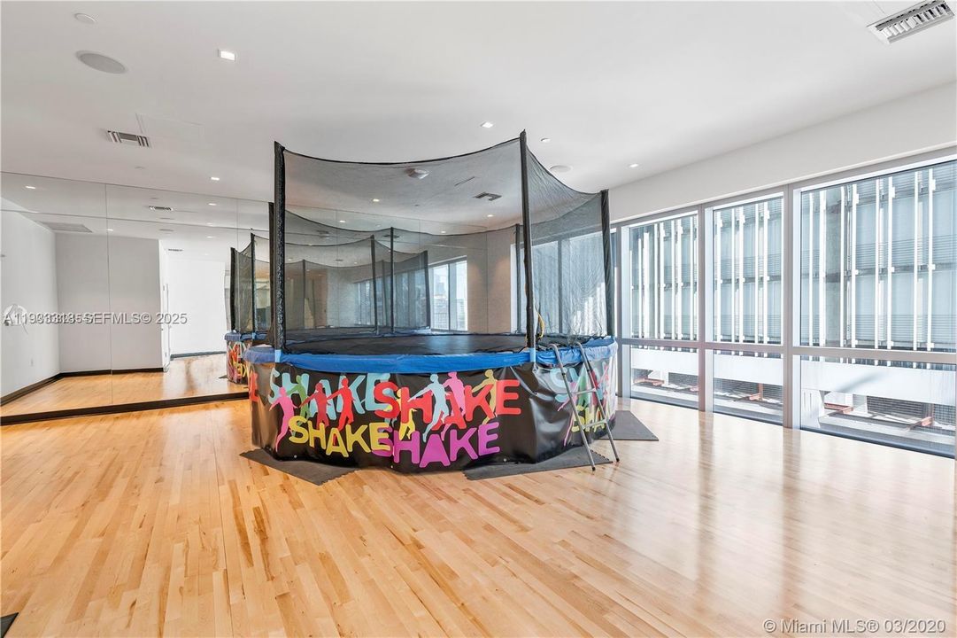 For Rent: $4,800 (1 beds, 1 baths, 937 Square Feet)