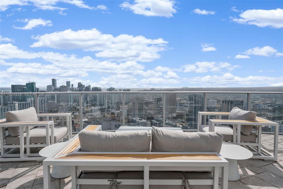 For Rent: $4,800 (1 beds, 1 baths, 937 Square Feet)