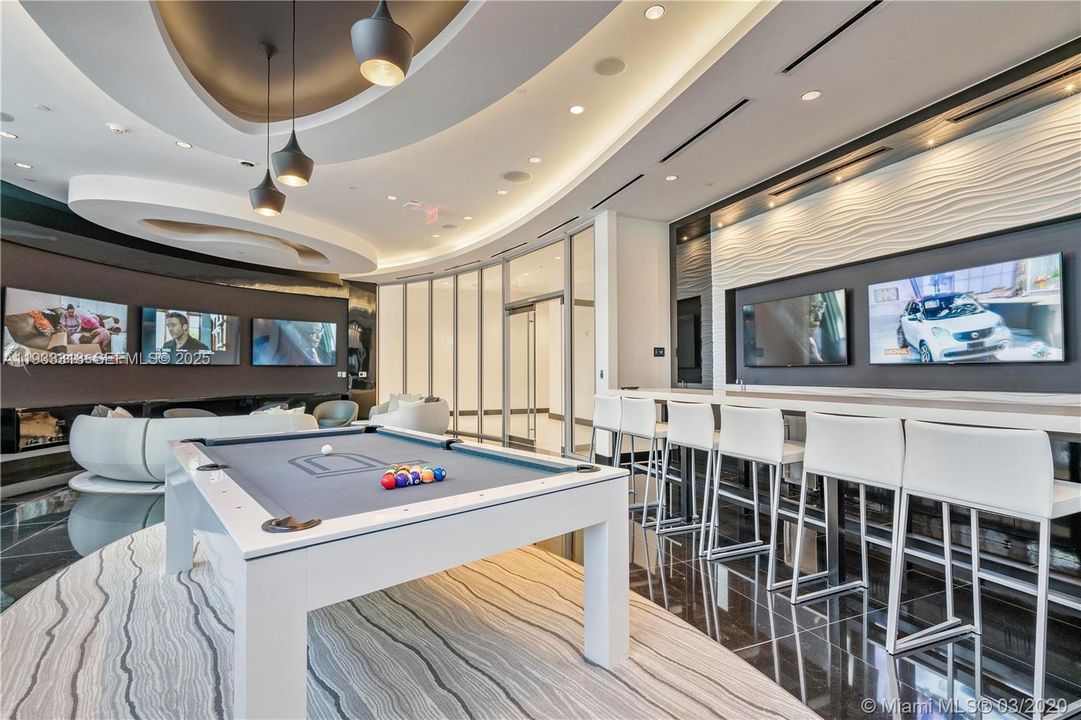 For Rent: $4,800 (1 beds, 1 baths, 937 Square Feet)