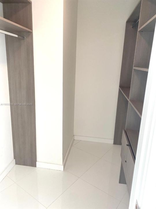 For Rent: $4,800 (1 beds, 1 baths, 937 Square Feet)