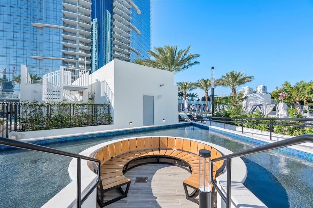 For Rent: $4,800 (1 beds, 1 baths, 937 Square Feet)