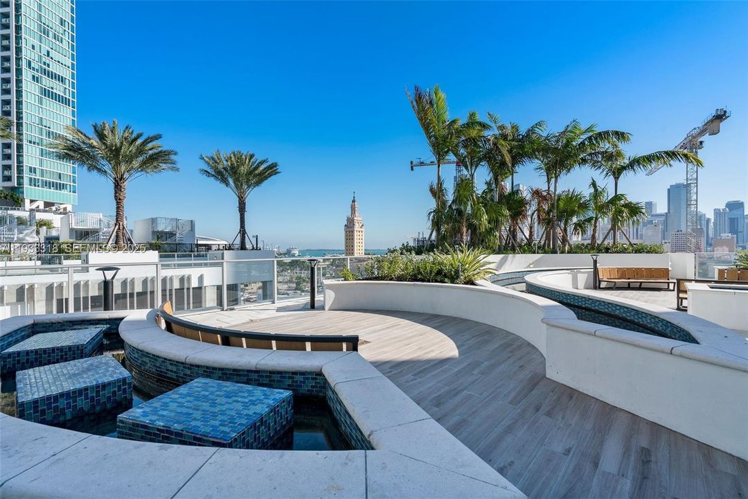 For Rent: $4,800 (1 beds, 1 baths, 937 Square Feet)