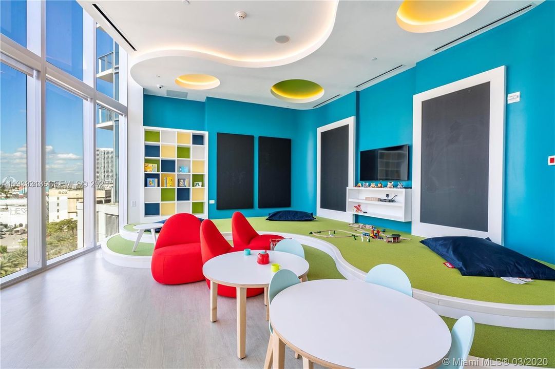 For Rent: $4,800 (1 beds, 1 baths, 937 Square Feet)