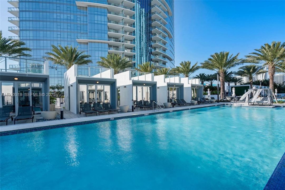 For Rent: $4,800 (1 beds, 1 baths, 937 Square Feet)