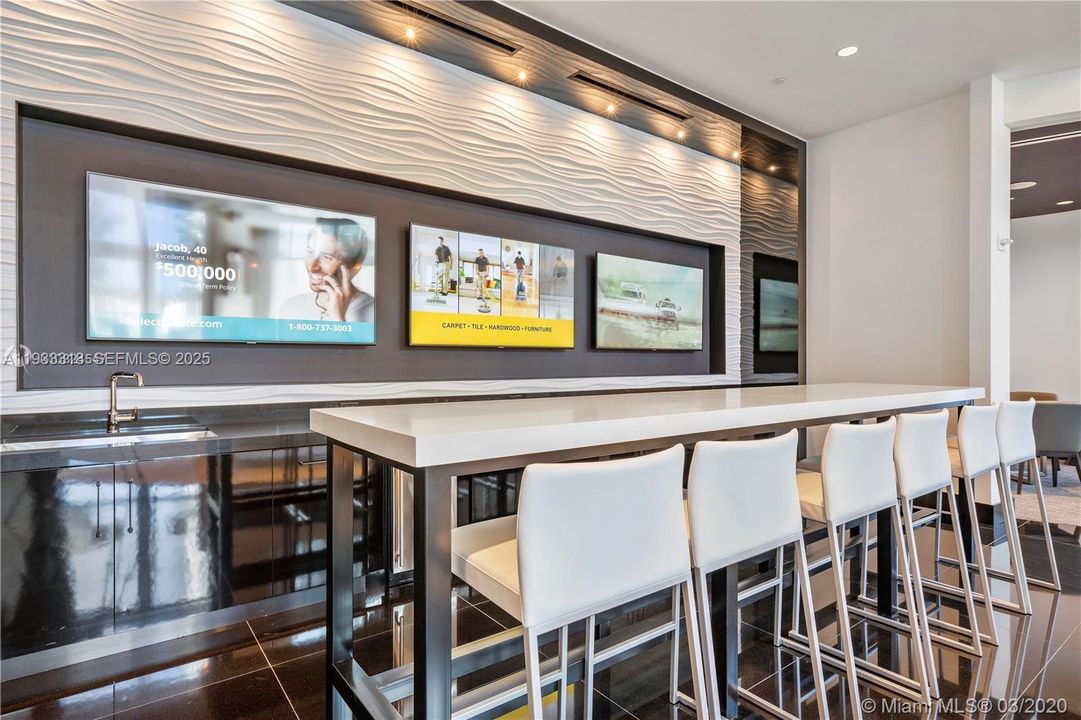 For Rent: $4,800 (1 beds, 1 baths, 937 Square Feet)