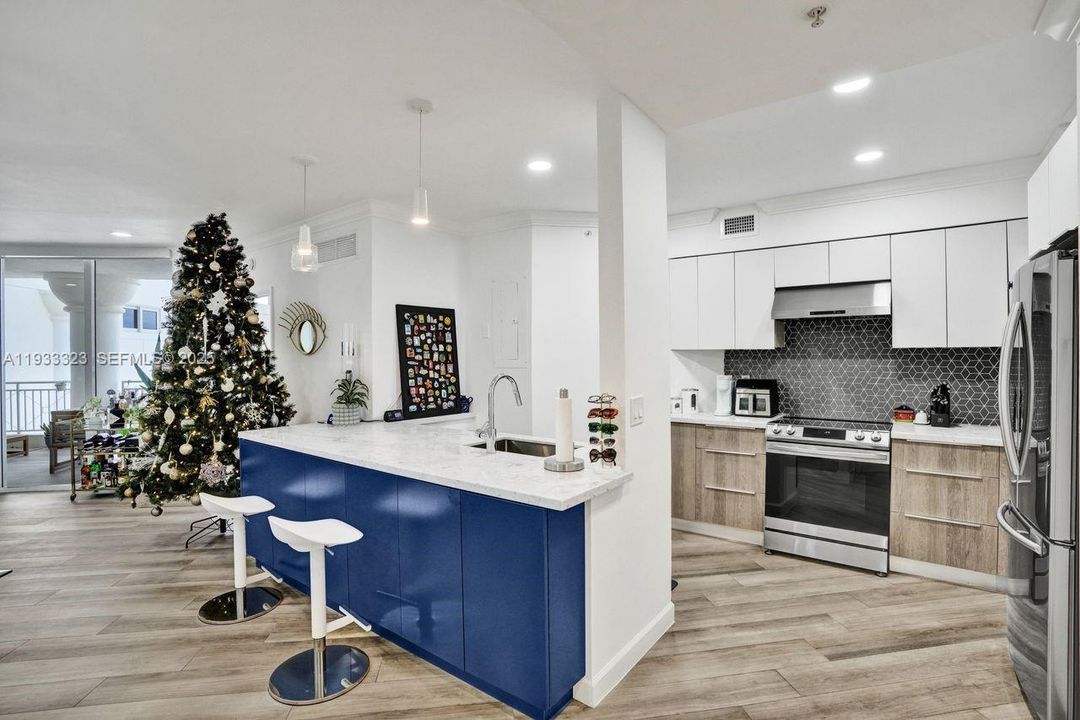 待售: $990,000 (2 贝兹, 2 浴室, 1100 平方英尺)