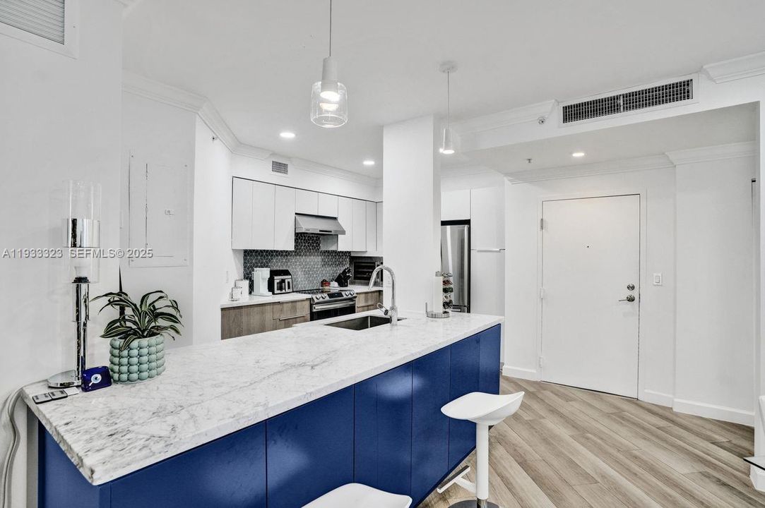 待售: $990,000 (2 贝兹, 2 浴室, 1100 平方英尺)