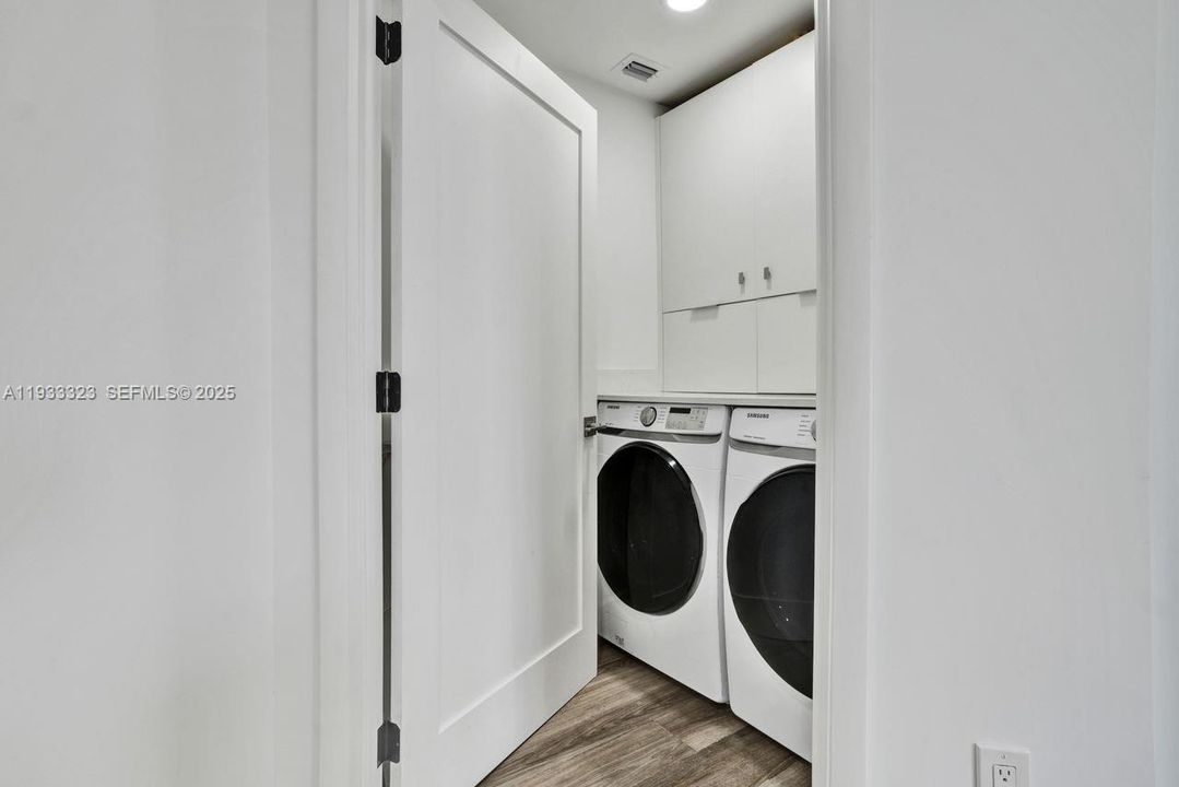 待售: $990,000 (2 贝兹, 2 浴室, 1100 平方英尺)