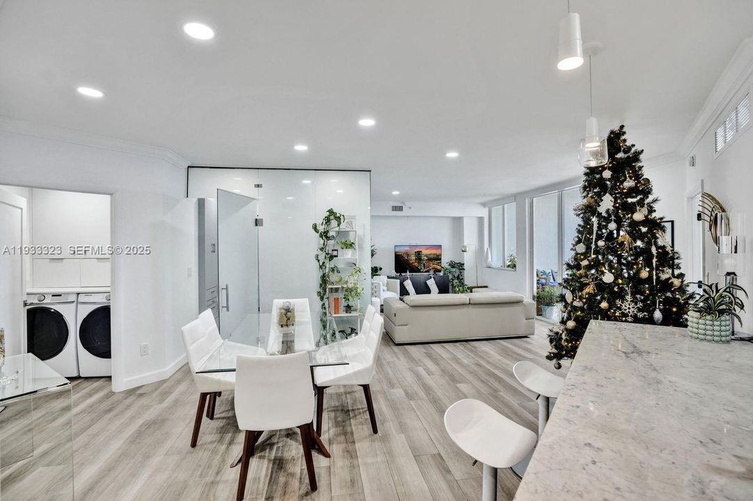 待售: $990,000 (2 贝兹, 2 浴室, 1100 平方英尺)