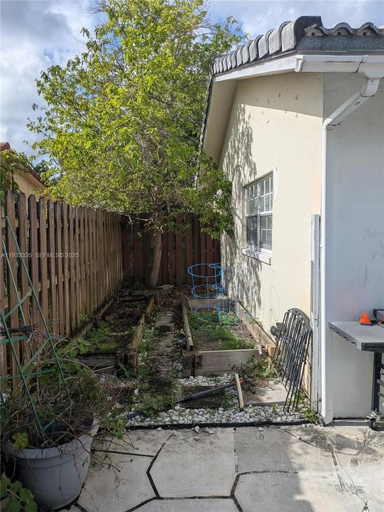 For Sale: $535,000 (3 beds, 2 baths, 1653 Square Feet)