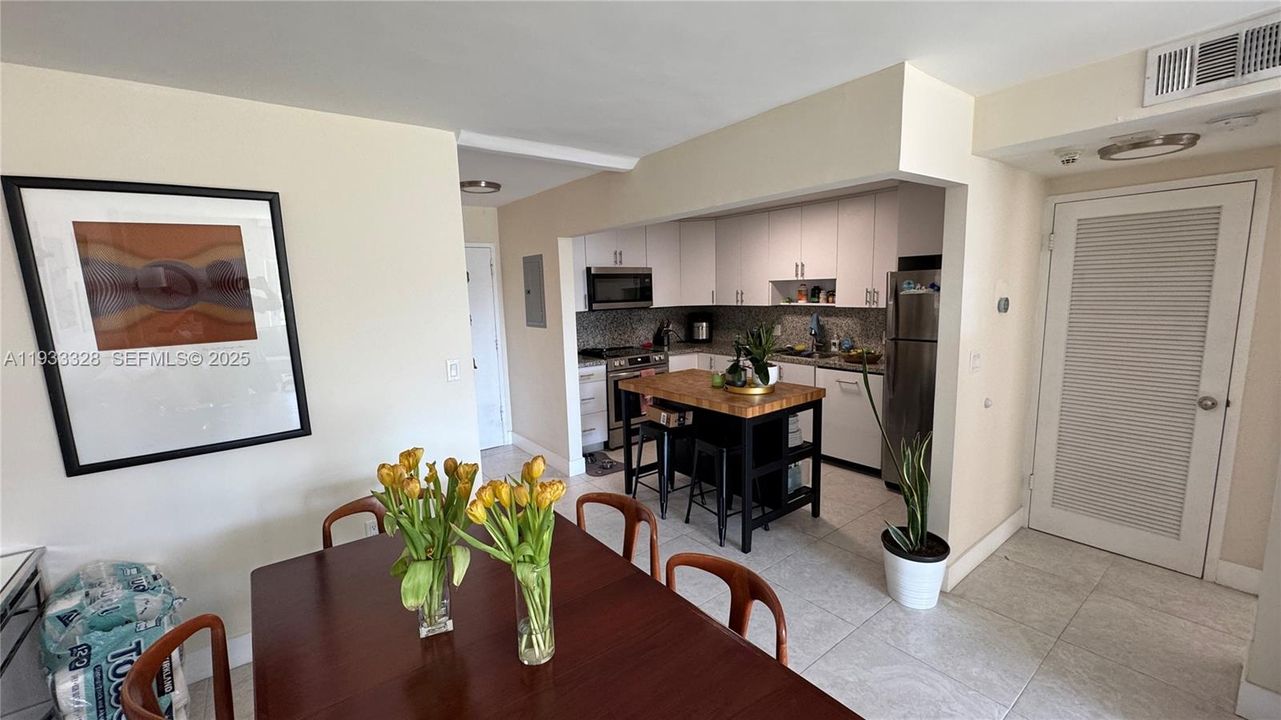 出租: $2,550 (1 贝兹, 1 浴室, 804 平方英尺)