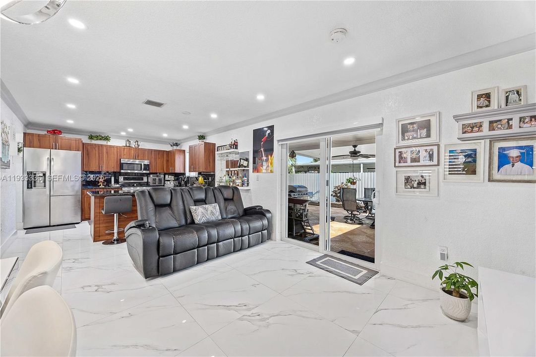 En Venta: $675,000 (3 camas, 2 baños, 1724 Pies cuadrados)