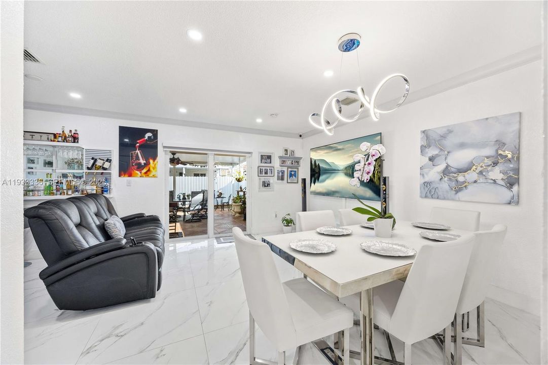 En Venta: $675,000 (3 camas, 2 baños, 1724 Pies cuadrados)