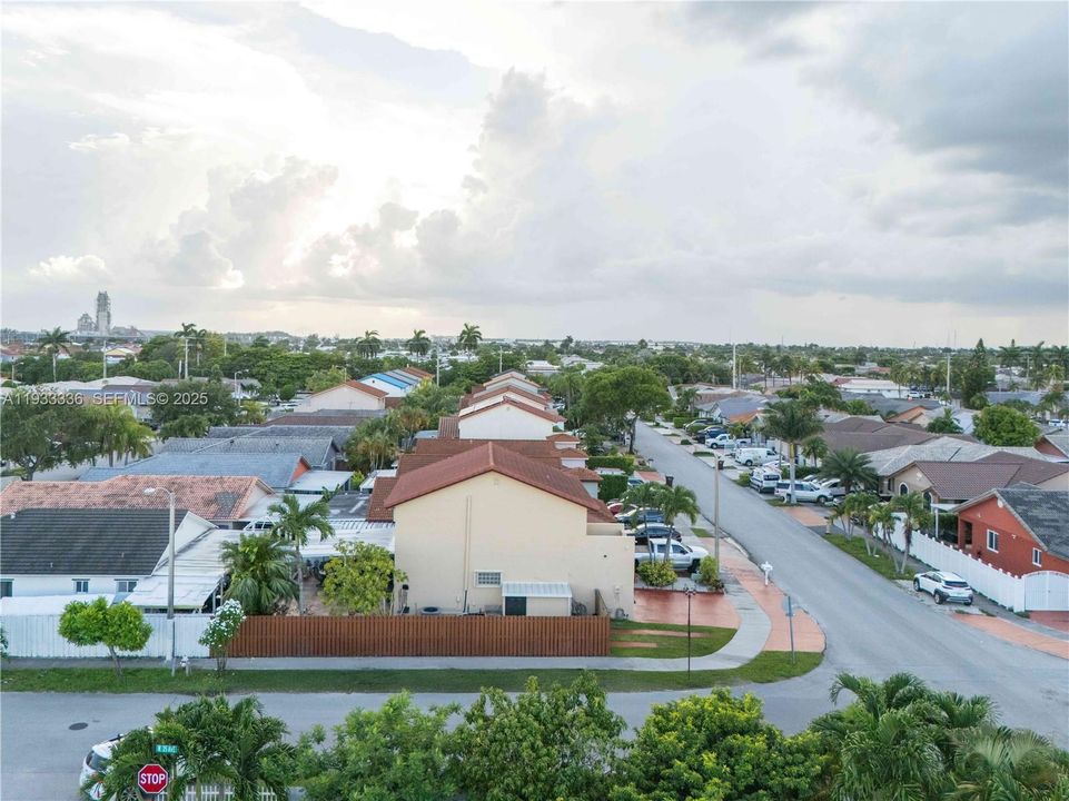 En Venta: $675,000 (3 camas, 2 baños, 1724 Pies cuadrados)