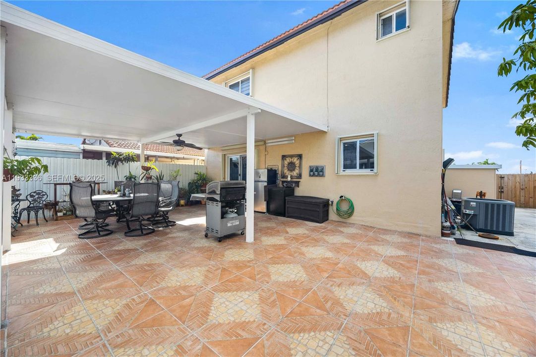 En Venta: $675,000 (3 camas, 2 baños, 1724 Pies cuadrados)