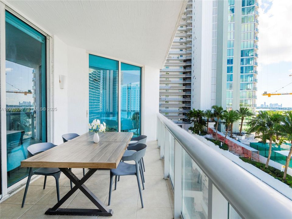 出租: $3,850 (2 贝兹, 2 浴室, 1007 平方英尺)