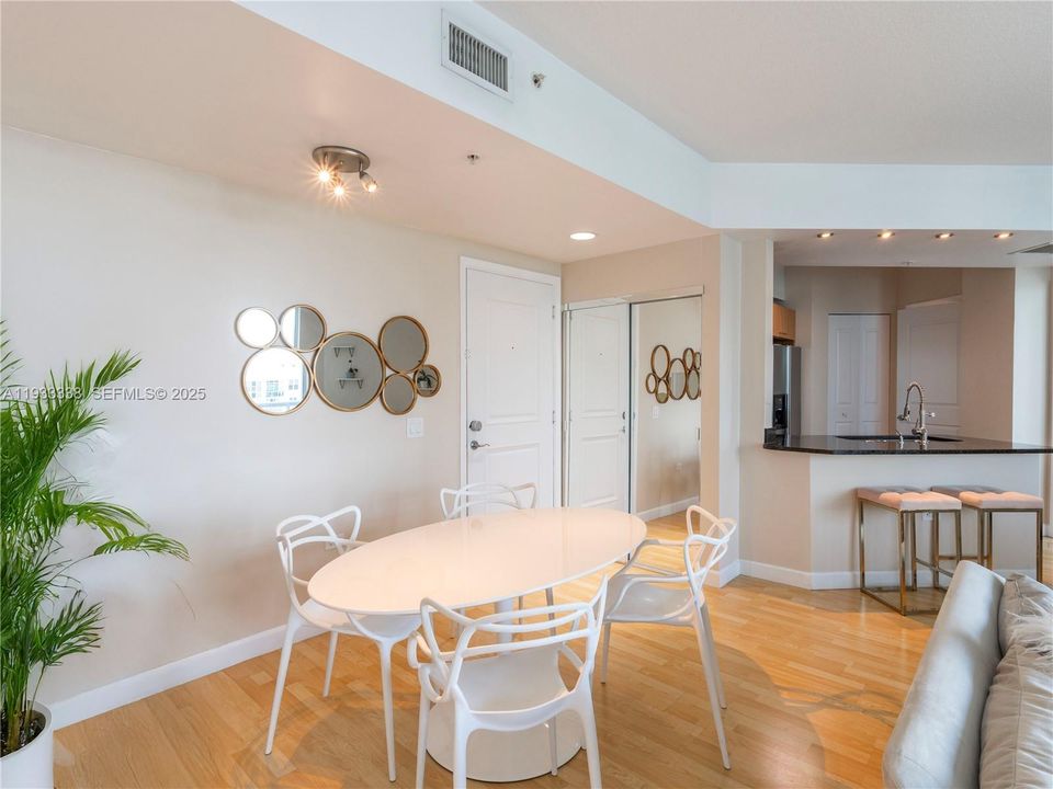 出租: $3,850 (2 贝兹, 2 浴室, 1007 平方英尺)