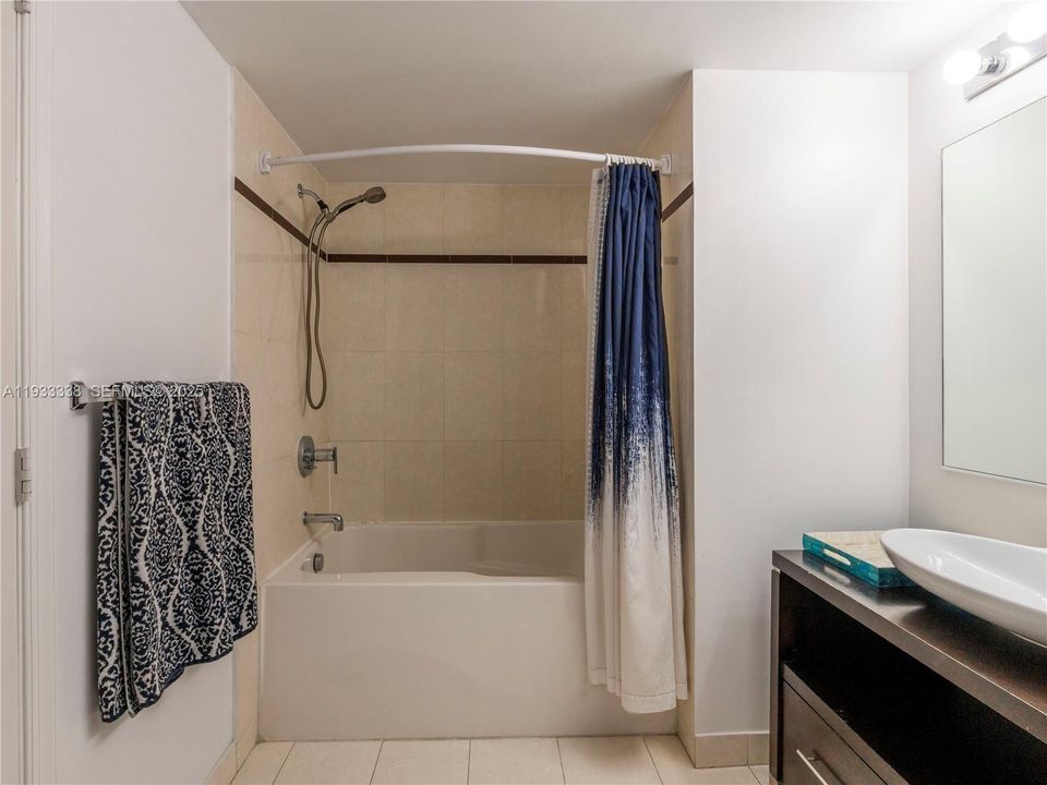 出租: $3,850 (2 贝兹, 2 浴室, 1007 平方英尺)