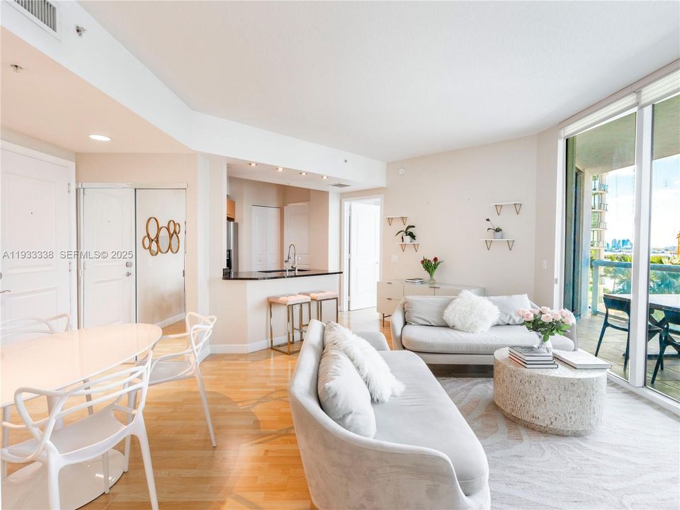 出租: $3,850 (2 贝兹, 2 浴室, 1007 平方英尺)