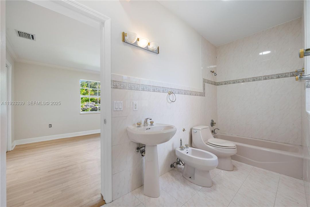 For Sale: $3,200,000 (5 beds, 4 baths, 3723 Square Feet)