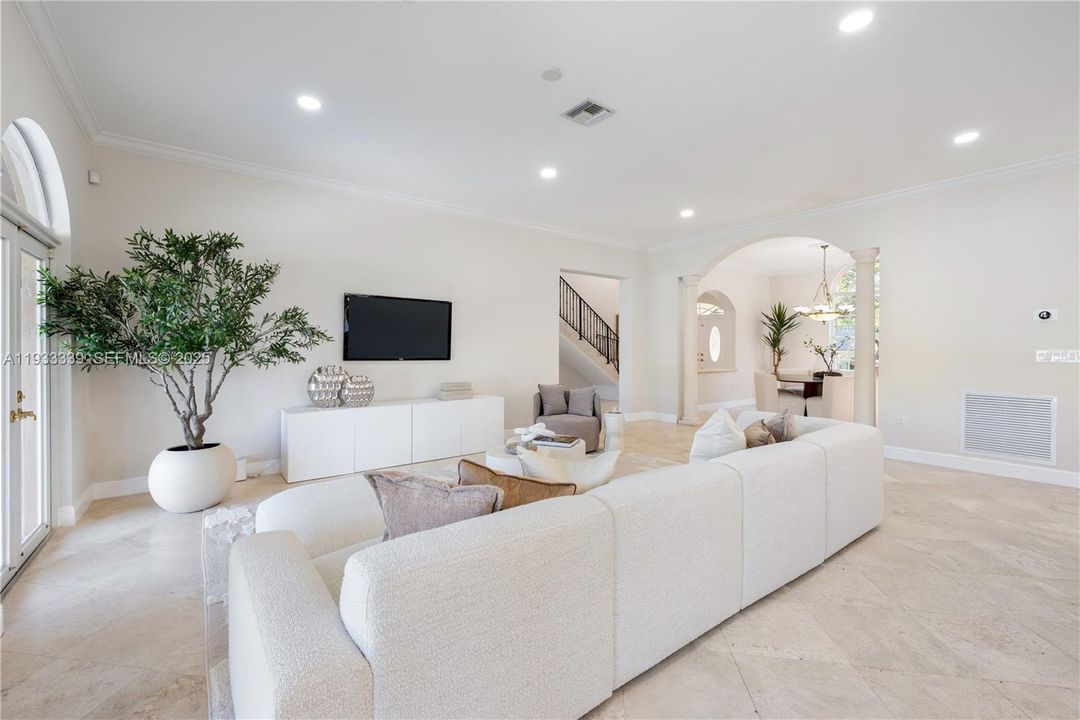 For Sale: $3,200,000 (5 beds, 4 baths, 3723 Square Feet)