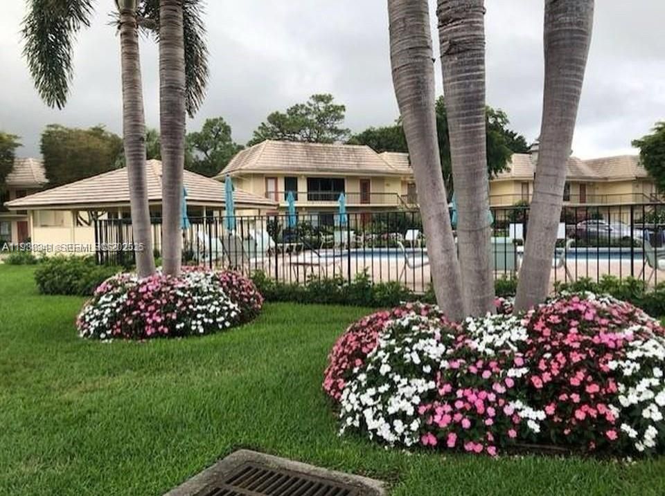 For Sale: $290,000 (2 beds, 2 baths, 1267 Square Feet)