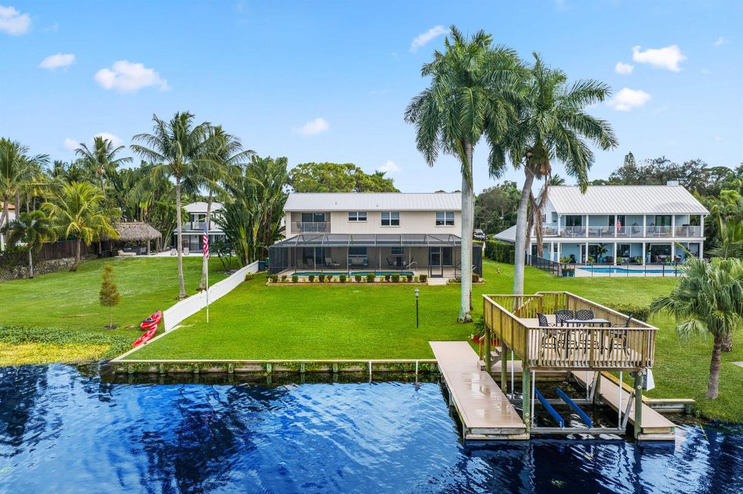 2097 Circle Pl Dr - Waterfront Home For