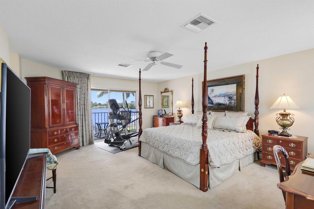 2097 Circle Pl Dr - Primary Bedroom