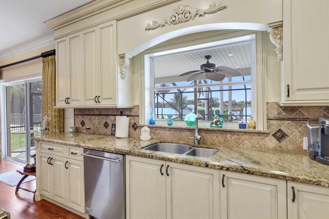 2097 Circle Pl Dr - Kitchen(2)