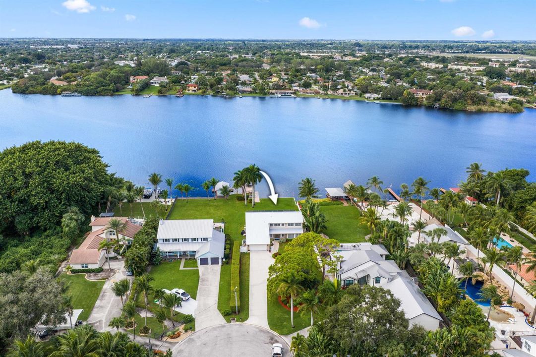 2097 Circle Pl Dr - Waterfront Home