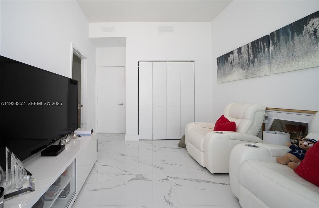 For Rent: $11,000 (4 beds, 3 baths, 2084 Square Feet)