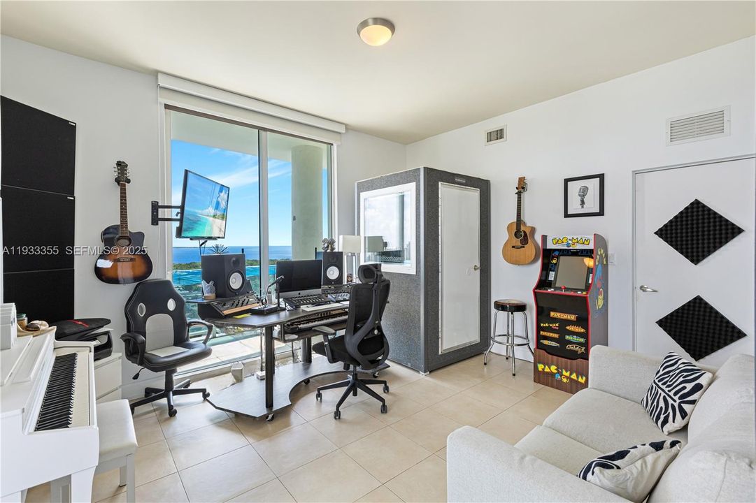 For Rent: $4,200 (2 beds, 2 baths, 1059 Square Feet)