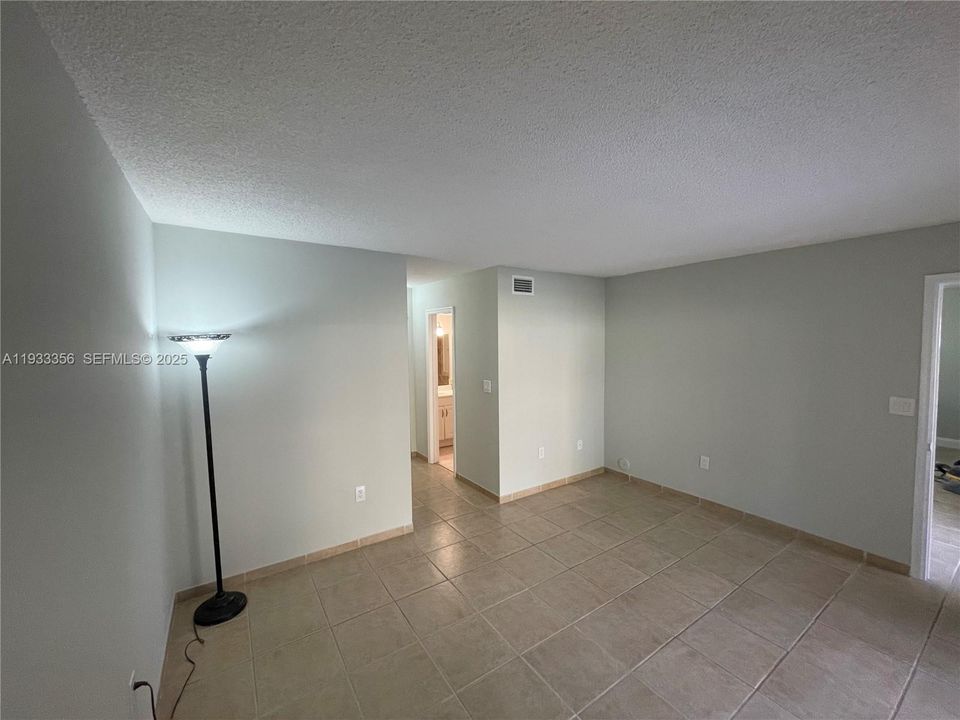 For Rent: $2,800 (3 beds, 2 baths, 1215 Square Feet)