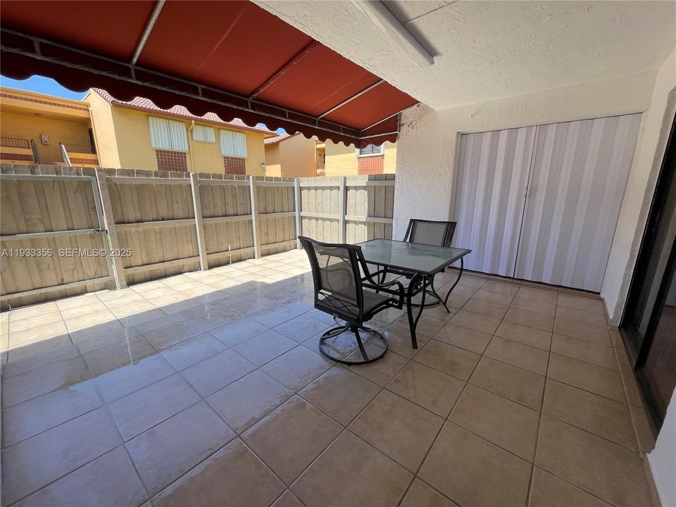 For Rent: $2,800 (3 beds, 2 baths, 1215 Square Feet)